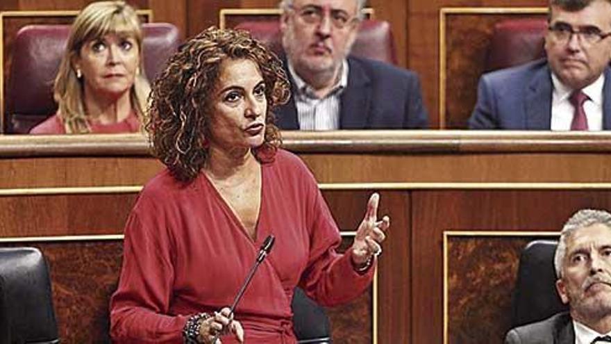 La ministra de Hacienda en funciones, MarÃ­a JesÃºs Montero, ayer en el Congreso.