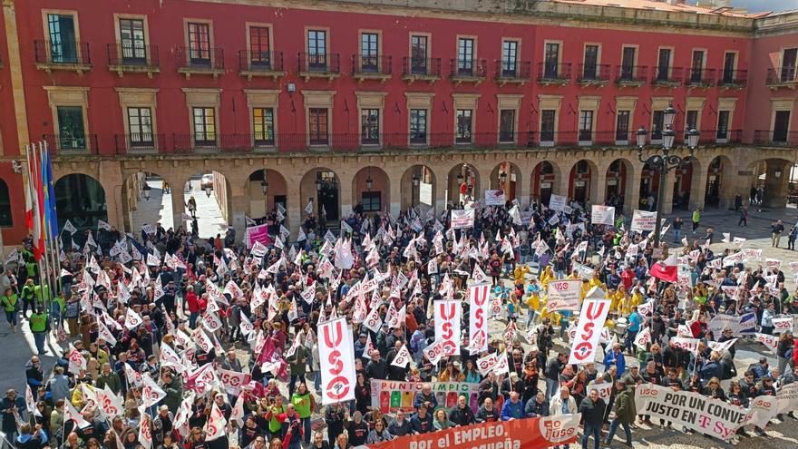Las manifestaciones del Primero de mayo toman las calles de Gijón: &quot;Basta ya de precariedad&quot;