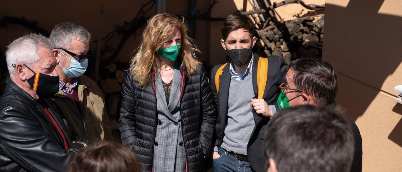 La alcaldesa, Amparo Marco, y el edil Fernando Navarro mantuvieron ayer una reunión con los vecinos de la zona.