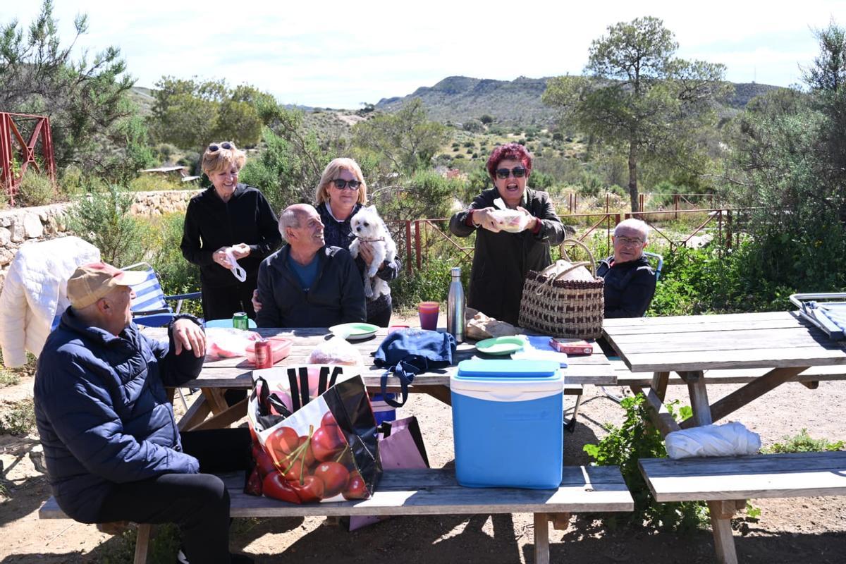 Familias celebran la mona en el Pantano de Elche y demandan mejoras en el paraje