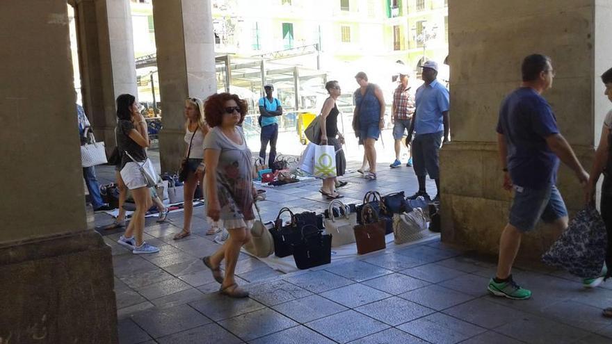 Vendedores ambulantes ayer por la mañana en uno de los accesos a la Plaza Major.