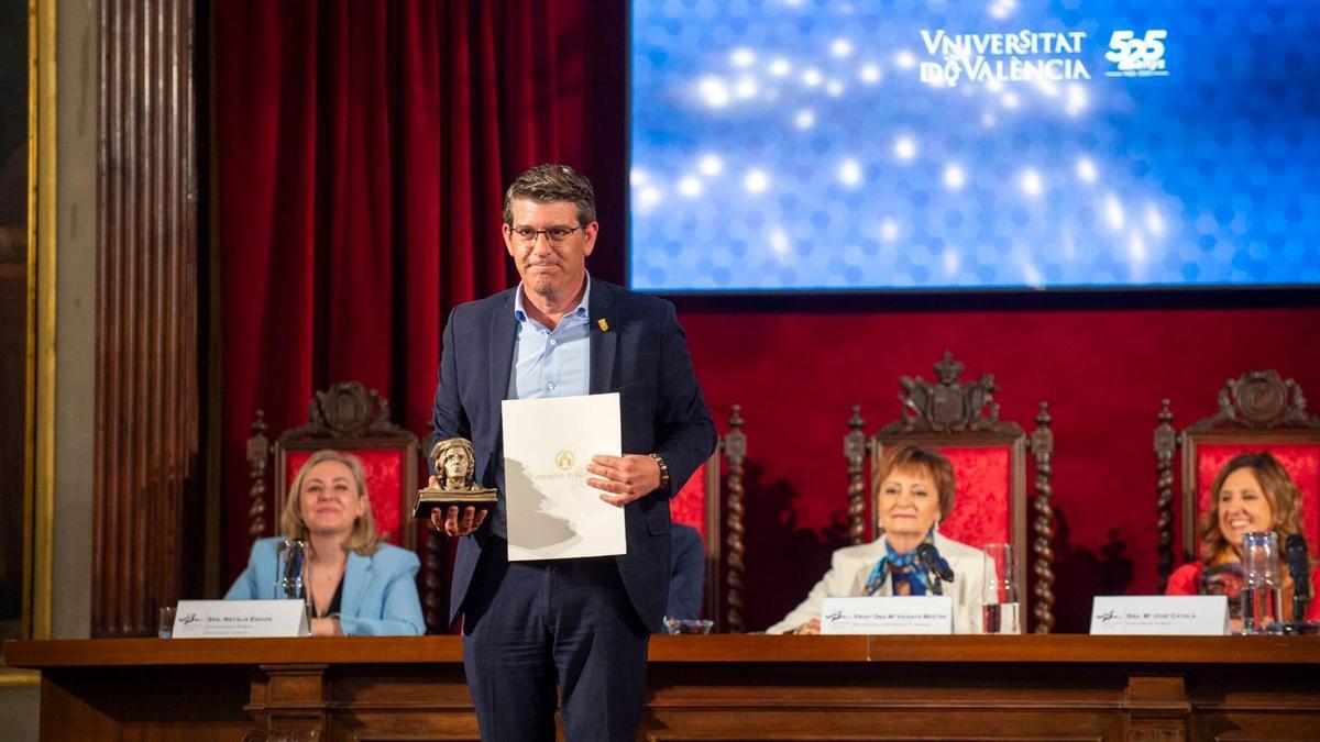 El alcalde de Ontinyent, Jorge Rodríguez, recoge el reconocimiento de la Universitat de València a la ciudad