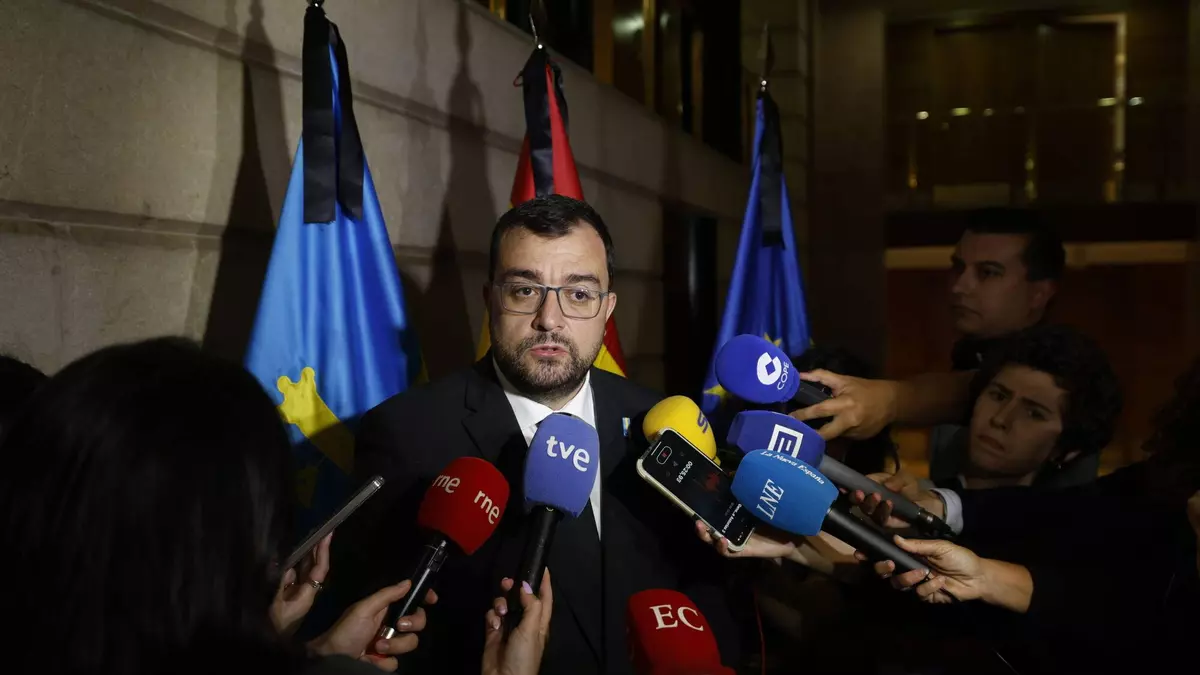 Adrián Barbón recuerda emocionado cuando fue a casa de Trevín a entregarle la Medalla de Asturias: "Lo vi orgulloso"