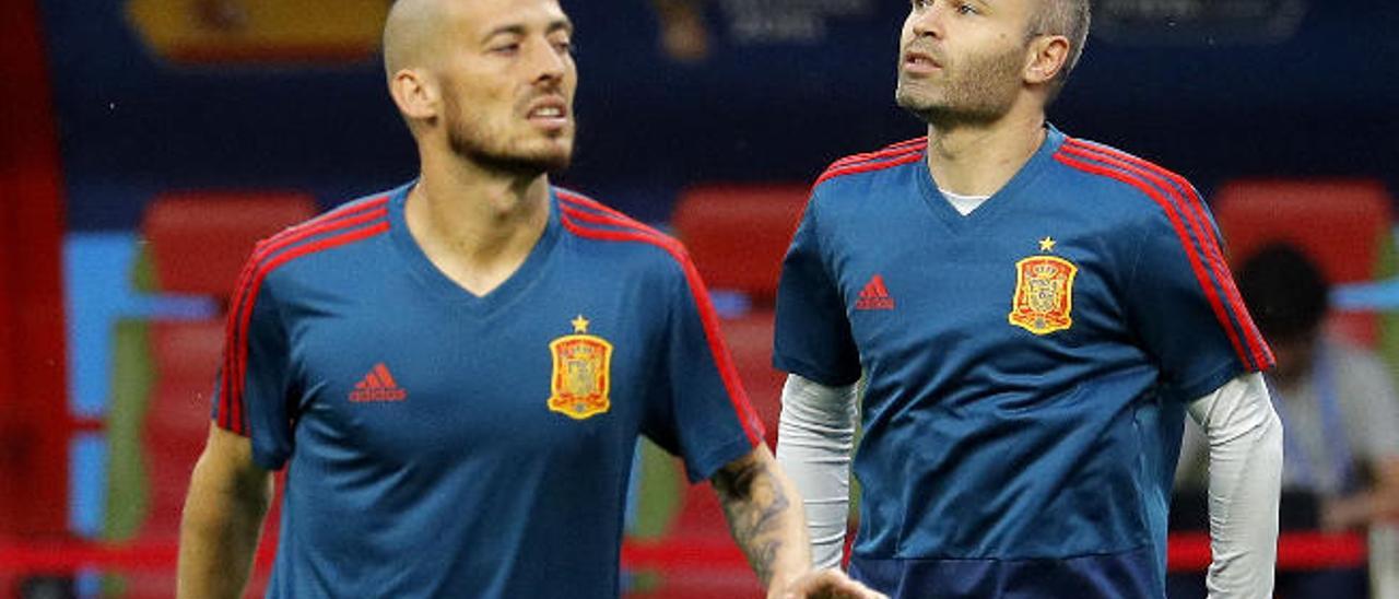 David Silva y Andrés Iniesta, durante el calentamiento del partido frente a Irán.