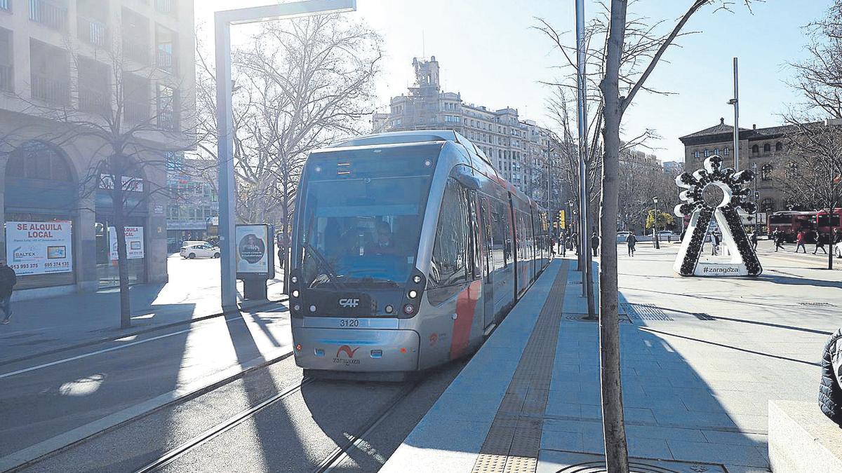 El tranvía a su paso por la parada de plaza Aragón.