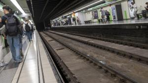 Las vías y el andén de la parada de metro de Paral·lel