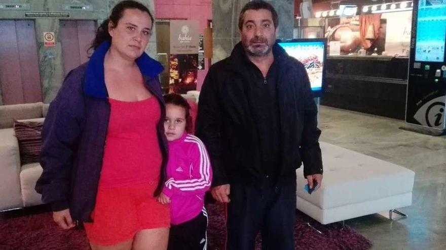 Laila Sonia Llopis, su hija Sara y su marido Telmo Pérez. // FdV