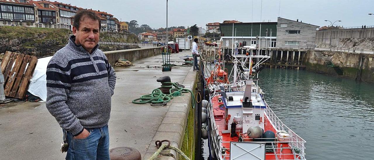 Ángel Batalla, en el puerto de Llanes. | LNE