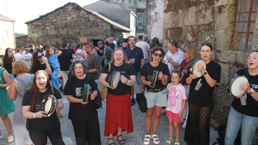 Un grupo de pandereteiras ofreció un acompañamiento musical a la Ruta dos Fornos. |  Iñaki Osorio