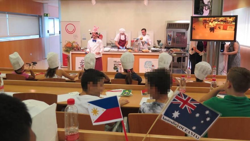 Los escolares prepararon platos internacionales ayer en las instalaciones del CCT.