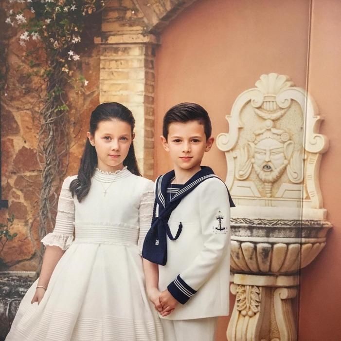 L'AGULLA D'OR. Un clásico en esta firma son los trajes de comunión, de los que están en plena temporada. Esta es la imagen mostrada de los hermanos Carmen y Vicent Benavent