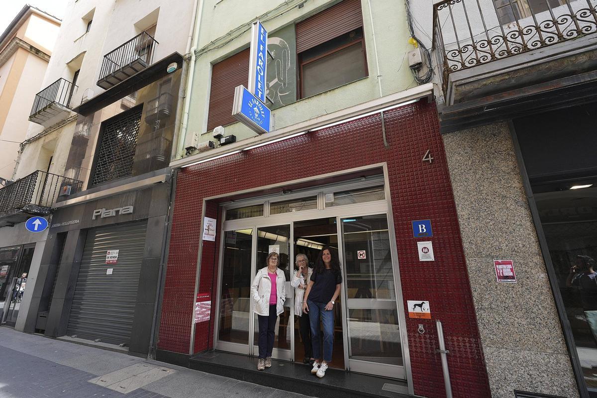 Maria Àngels i Maria Rosa Colomer, amb lAnna Teixidor, a la façana del Farolet d'Olot.