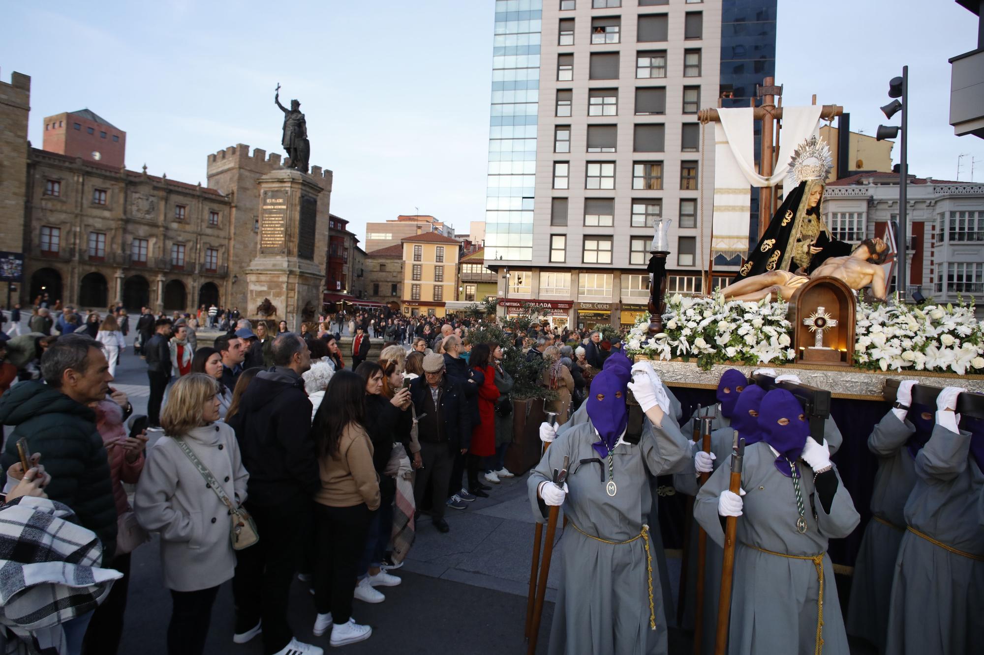 En imágenes: Procesión del Santo Entierro del Viernes Santo en Gijón