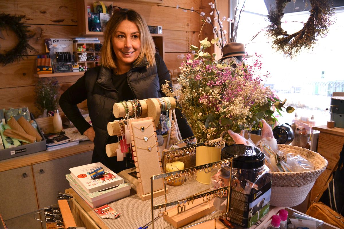 Raquel Pire tras el mostrador de su tienda en Muros.