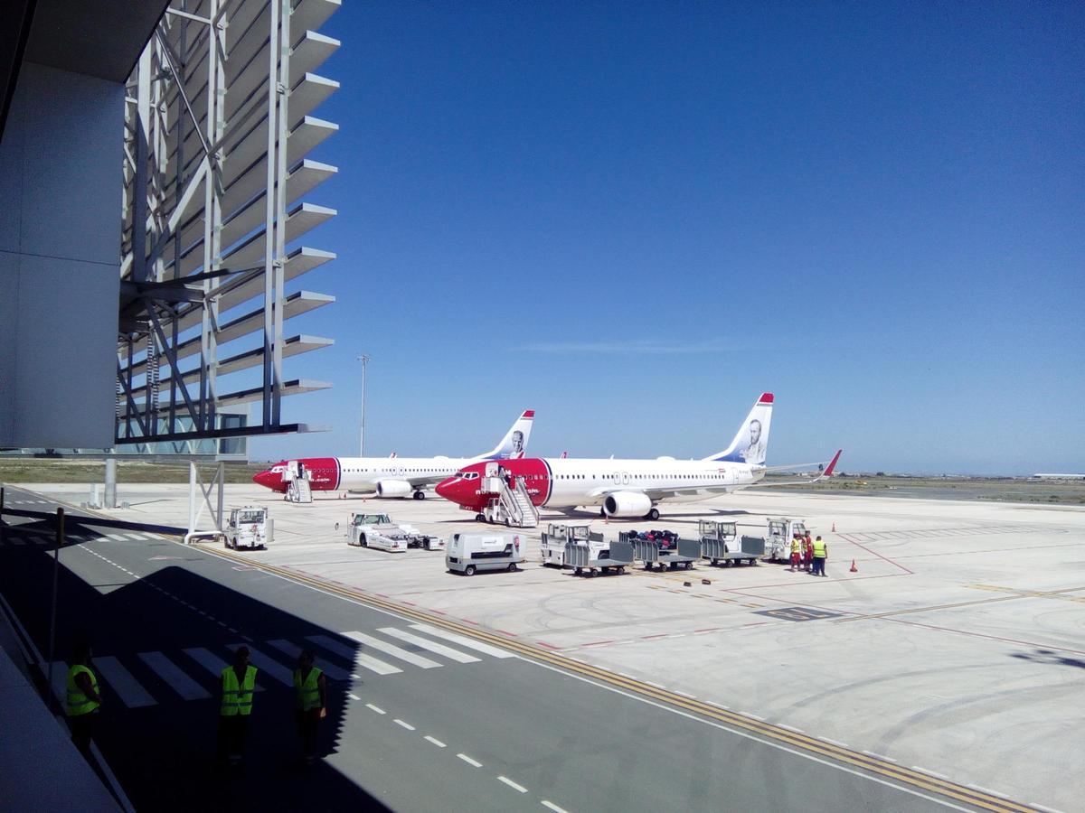 Un avión en la pista del aeropuerto de Corvera