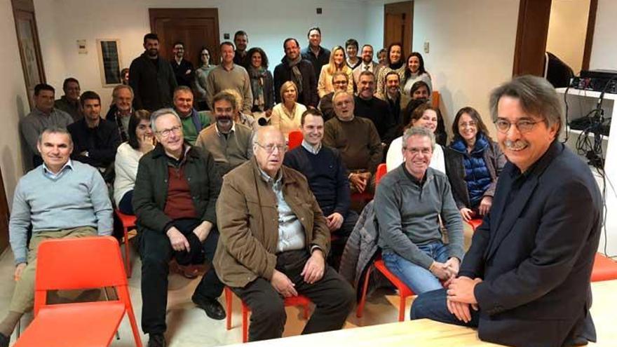 Xavier Pericay mit Anhängern im Parteisitz der Ciudadanos.