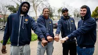El Barça de basket visita la Vall d'Hebron para arropar a los más pequeños