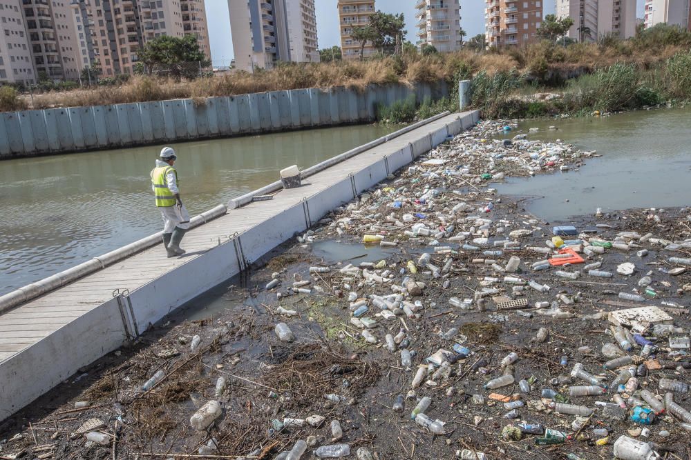 Toneladas de basura acumuladas en la desembocadura