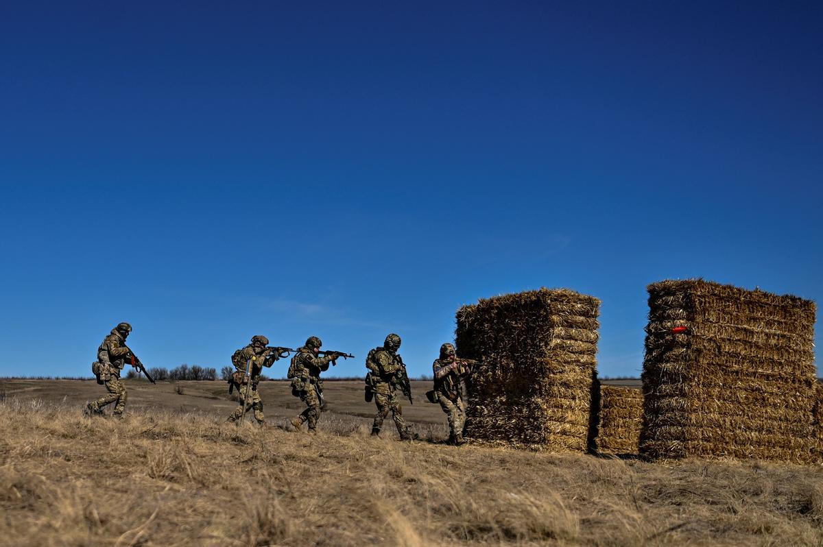 Soldados ucranianos realizan ejercicios militares en Zaporiyia