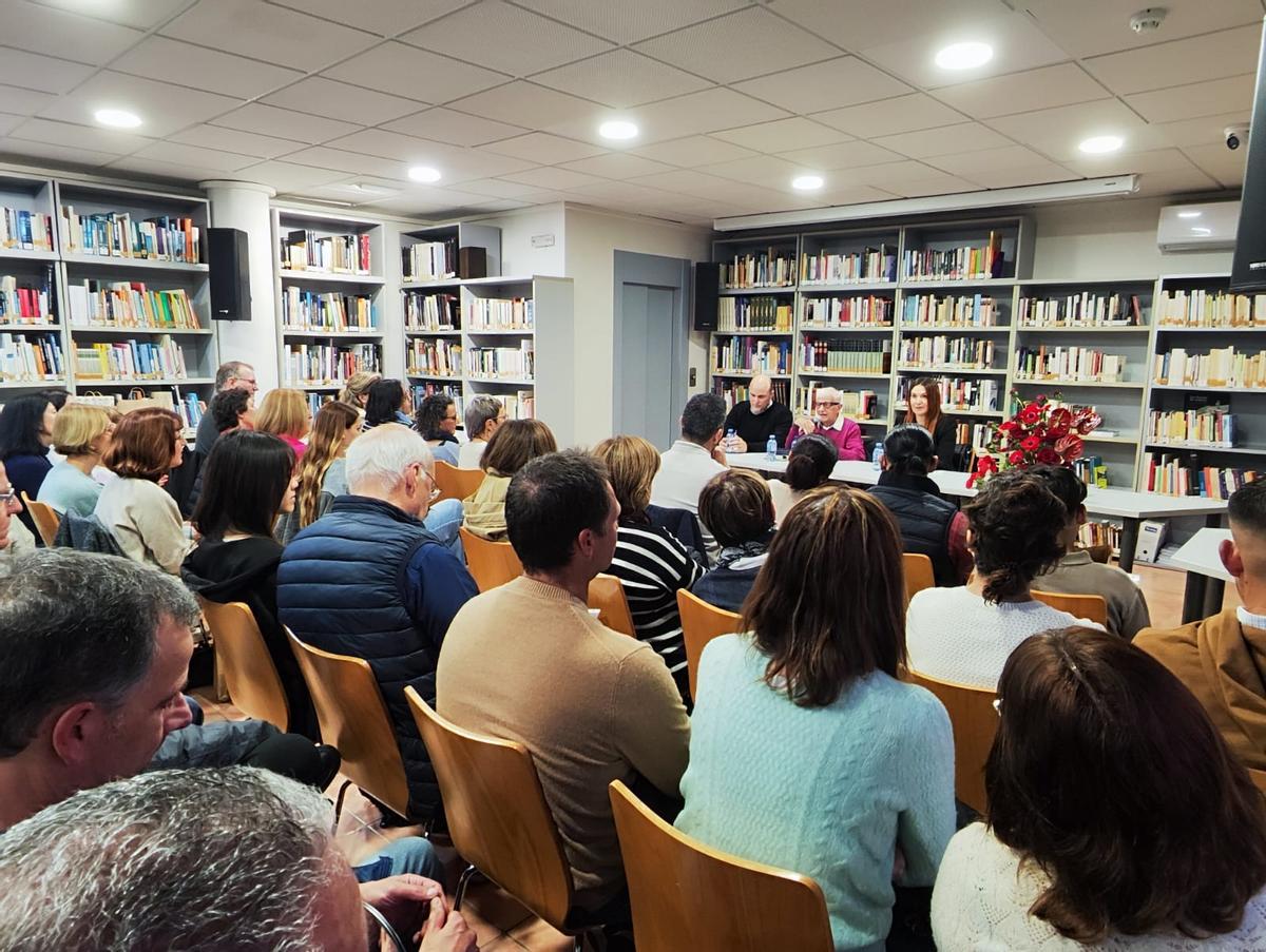 Día Mundial de la Poesía en el Poble Nou de Benitatxell: la biblioteca a tope, no cabe un alma