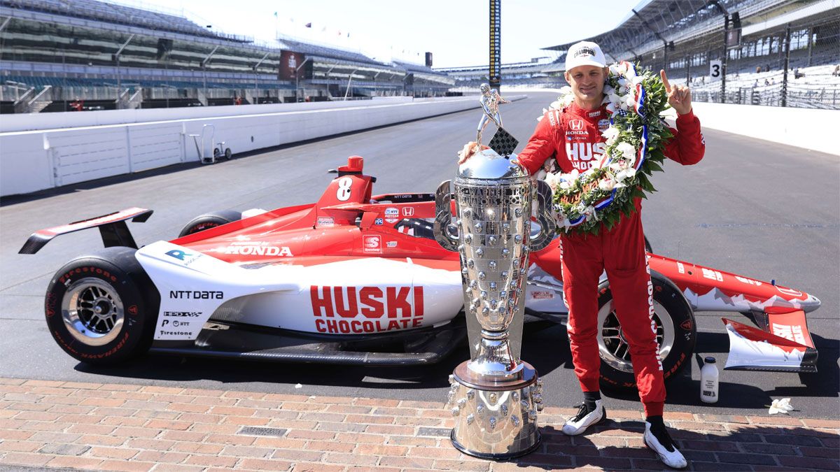 El sueco Marcus Ericsson, con su trofeo como vencedor de las 500 Millas de Indianápolis