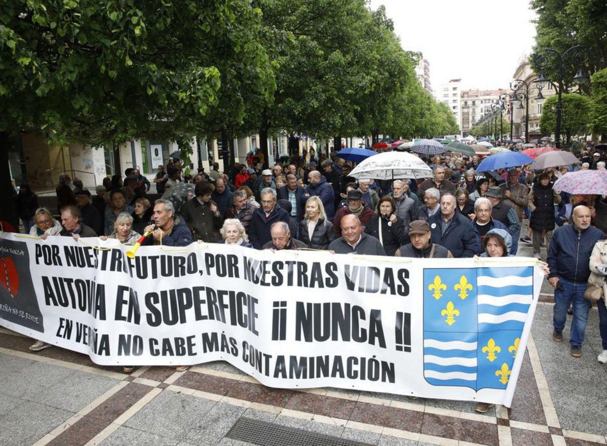 Vecinos participantes en una manifestación contra el vial de Jove en superficie. | ÁNGEL GONZÁLEZ
