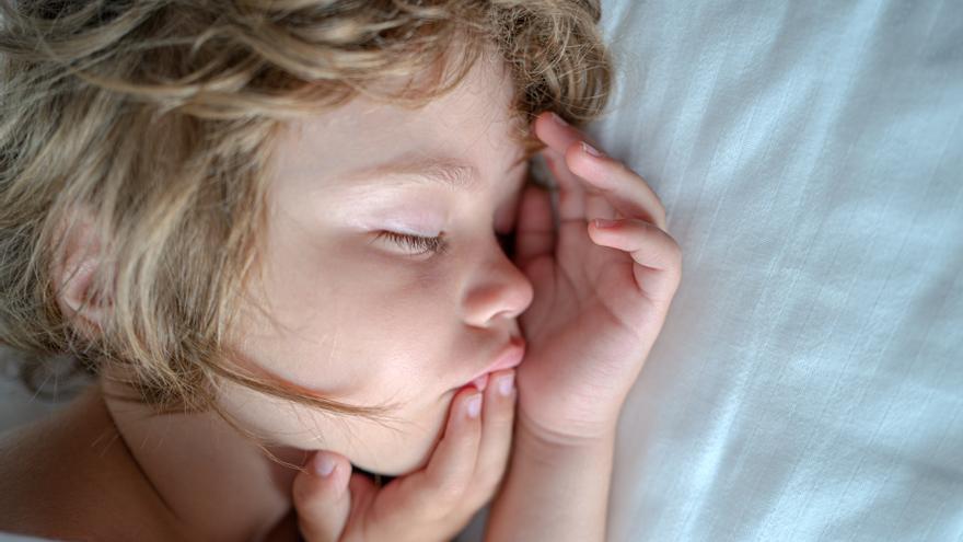 Mi hijo rechina los dientes al dormir: ¿es normal?