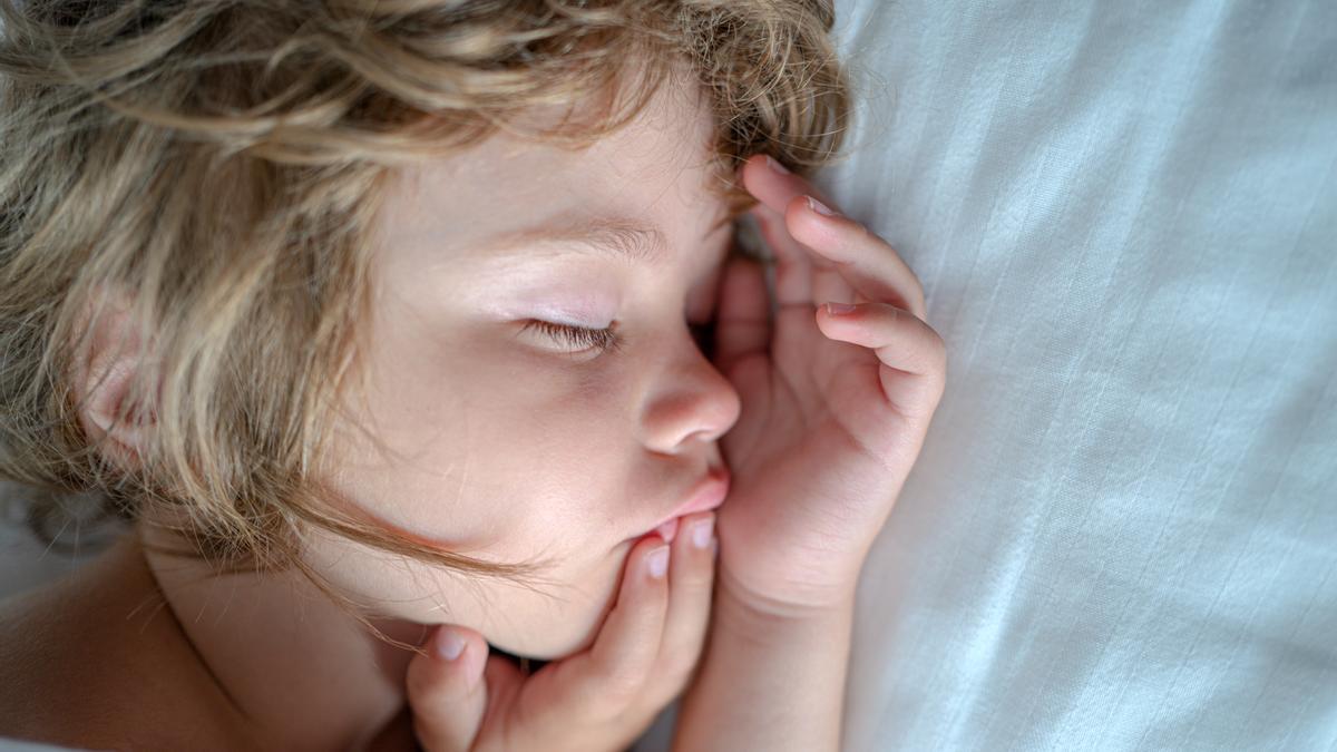 Niños que hacen rechinar los dientes durante el sueño: ¿es normal?