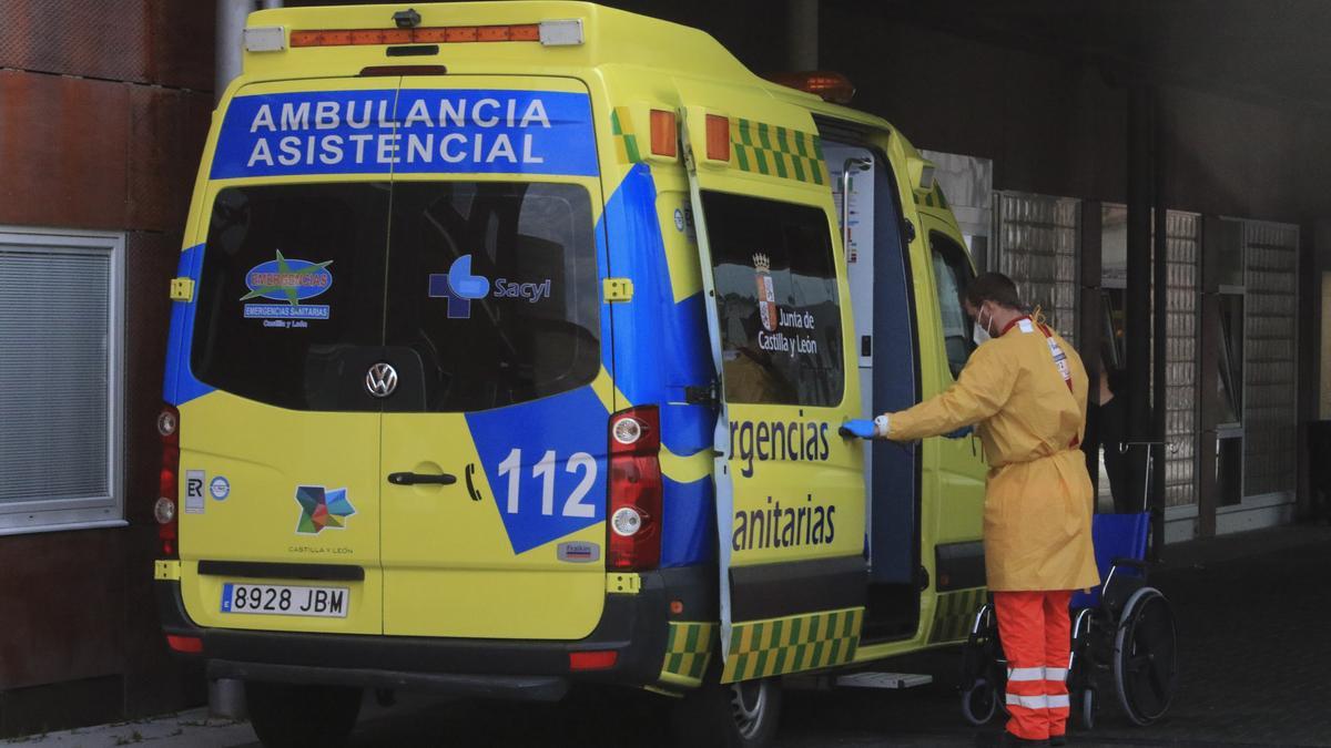 Personal sanitario a las puertas del Hospital Virgen de la Concha de Zamora en una imagen de archivo.