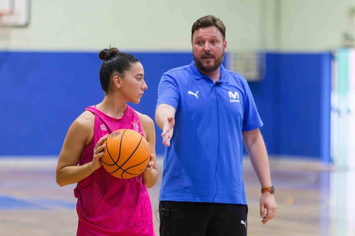 Toni Ten da un consejo a una jugadora del NBF Castelló.