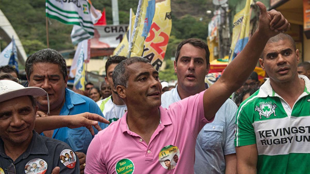 Romário da Souza visita la favela de Rocinha, durante la campaña de las elecciones brasileñas