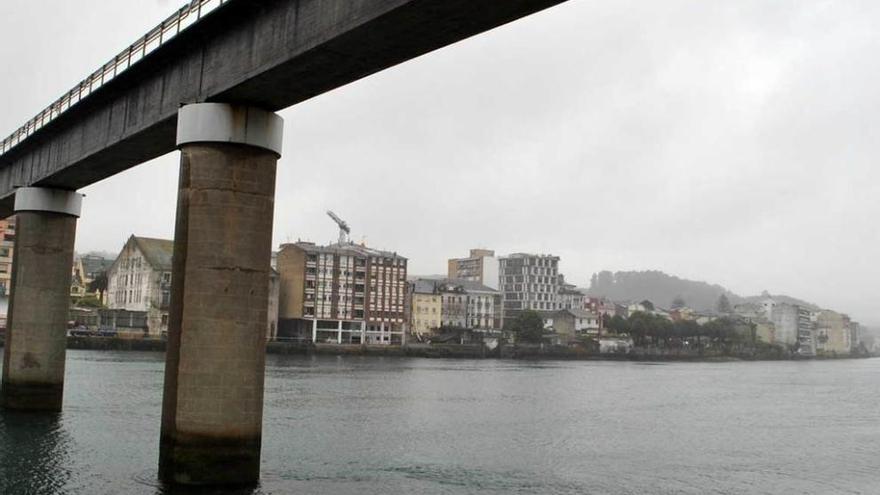 El casco urbano de Navia, visto desde la orilla opuesta de la ría.