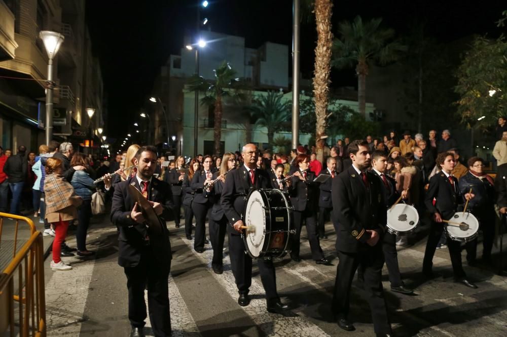 Miles de personas contemplaron el paso de las imágenes de las seis cofradías que participan en Lunes Santo