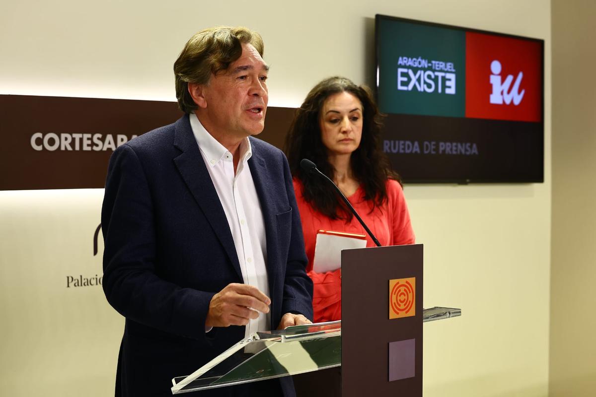 Tomás Guitarte, de Teruel Existe, toma la palabra en la rueda de prensa conjunta junto a Marta Abengochea, de IU.