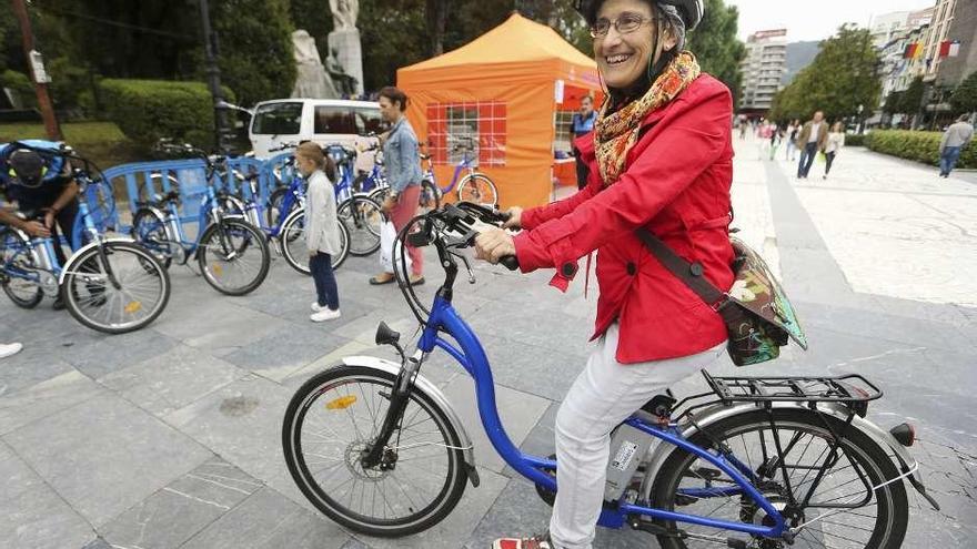 Ana Mañanes probando una de las bicicletas eléctricas.