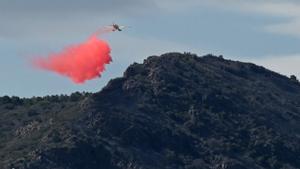 Un hidroavión trabaja en las tareas de extinción del incendio de Portbou, este sábado. 