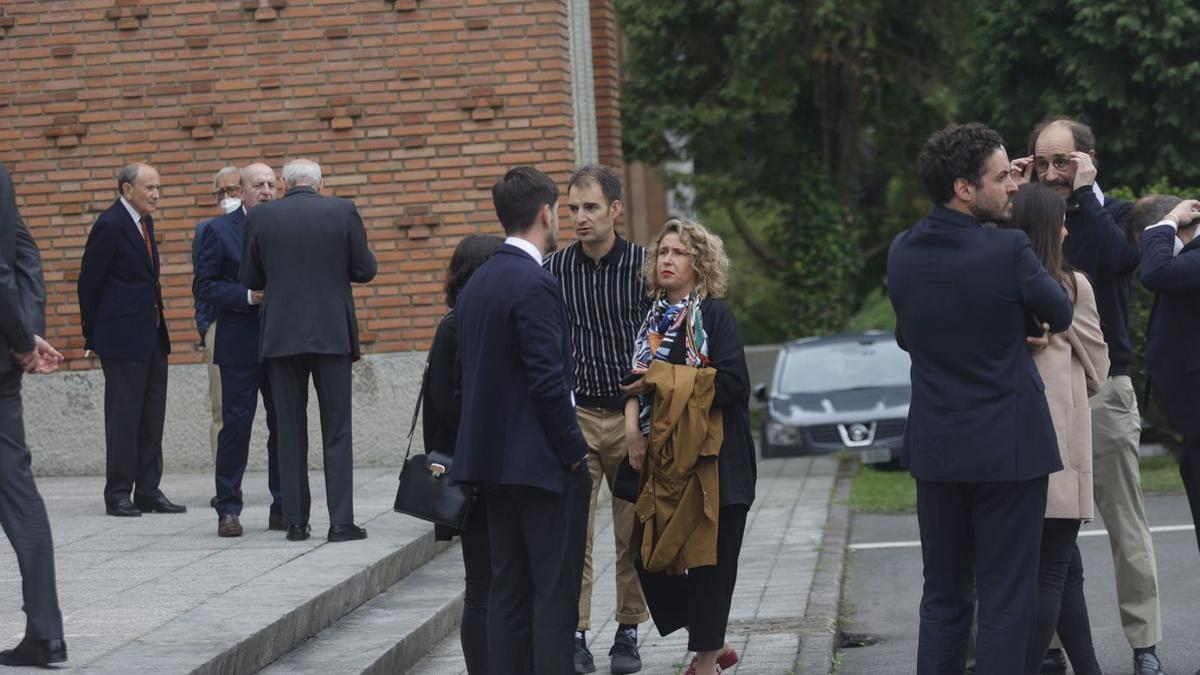 Asistentes al funeral, a la puerta de la iglesia. | Miki López / LNE