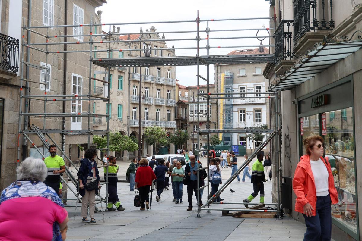 Pontevedra. Montaje de decorados para la Feira Franca