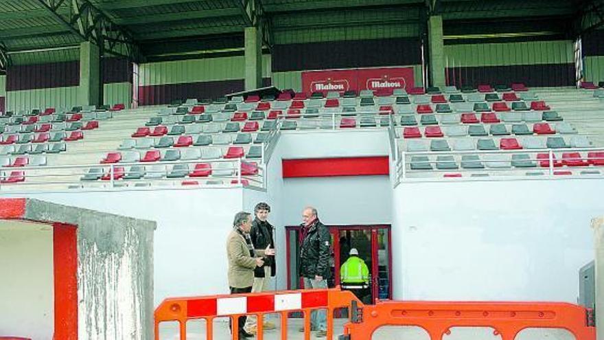 Muñiz, junto a los encargados de las obras, Jesús González y Juan Alonso, ayer, en la nueva tribuna de La Mata.