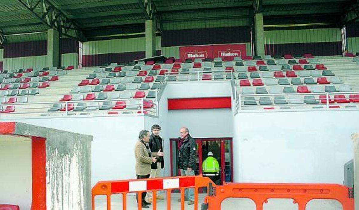 Muñiz, junto a los encargados de las obras, Jesús González y Juan Alonso, ayer, en la nueva tribuna de La Mata.