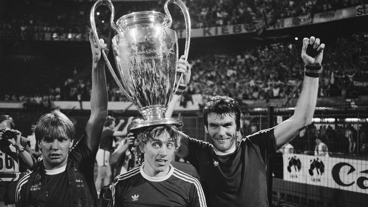 Los jugadores del Villa celebran la Copa de Europa de 1982