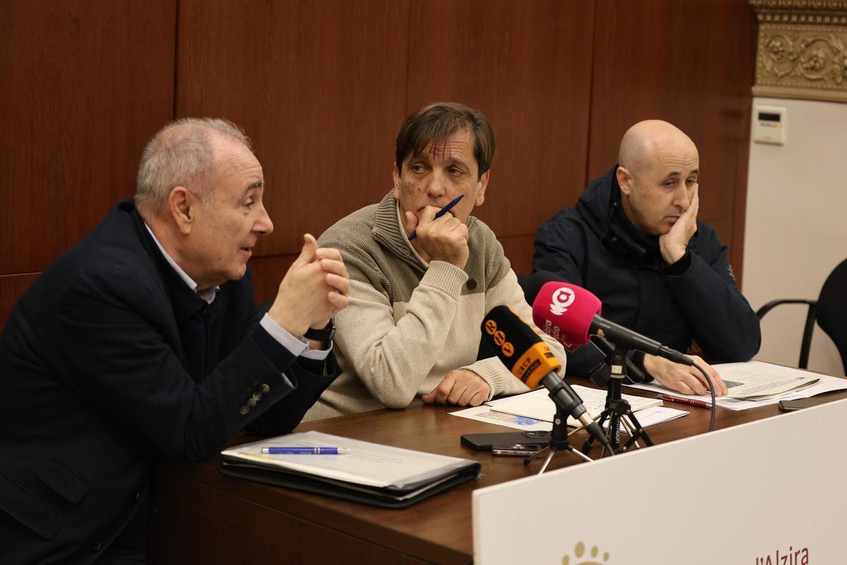 Teodoro Estrela, Alfons Domínguez y Miguel Polo, en el Ayuntamiento de Alzira.