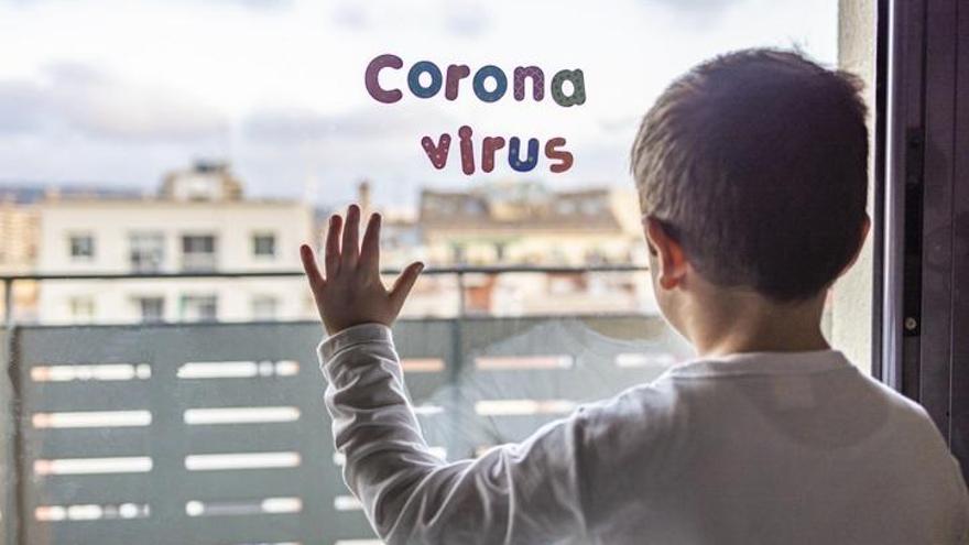 Un nen mirant per la finestra durant la crisi del coronavirus