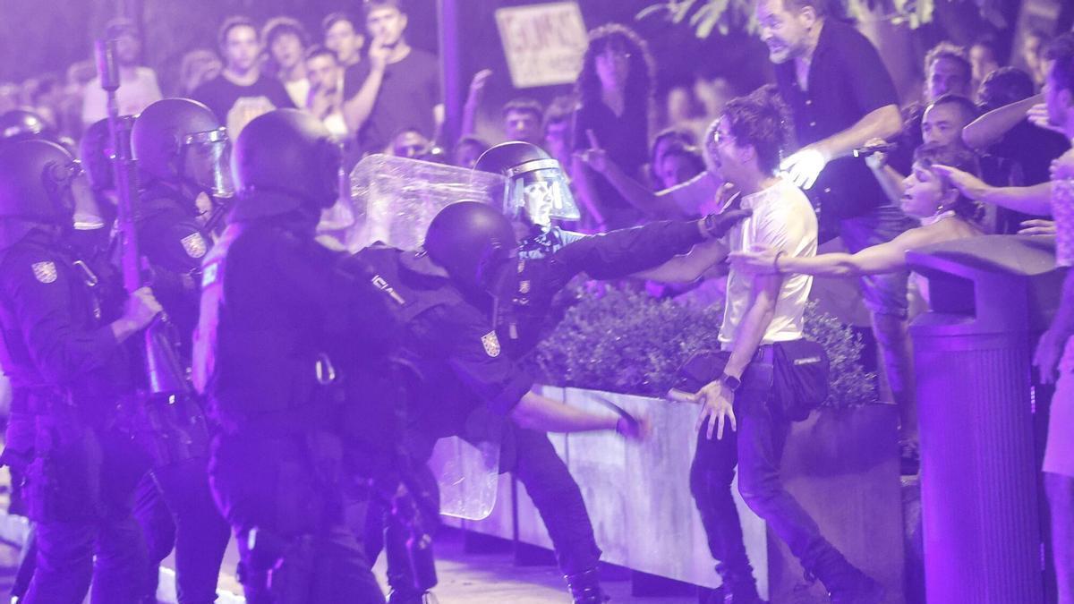 La Policía Nacional carga contra los manifestantes.