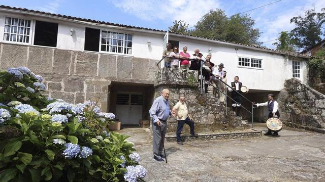 La Casa do Pobo, anteriormente vivienda familiar del párroco Francisco Fernández González de Prada.