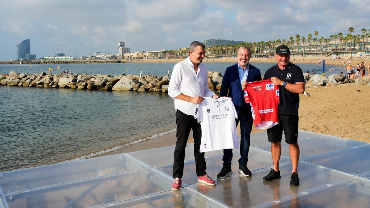 El alcalde de BCN, Jaume Collboni, con el director de La Vuelta 2023, Javier Guillén, y el director la Copa del América 2024, Grant Dalton