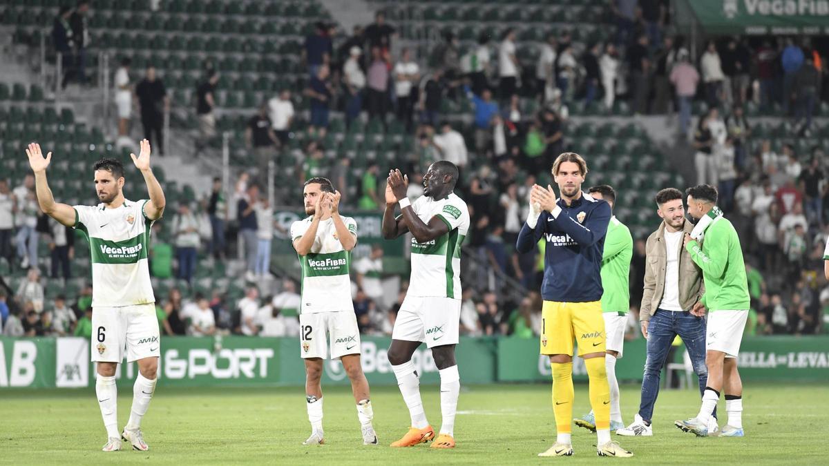Los jugadores del Elche, en el Martínez Valero, mientras agradecen el apoyo de la afición