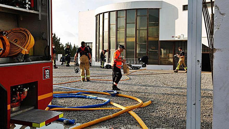  Efectivos del Parque Insular de Bomberos, ayer ante la fachada de la antigua carpintería. 