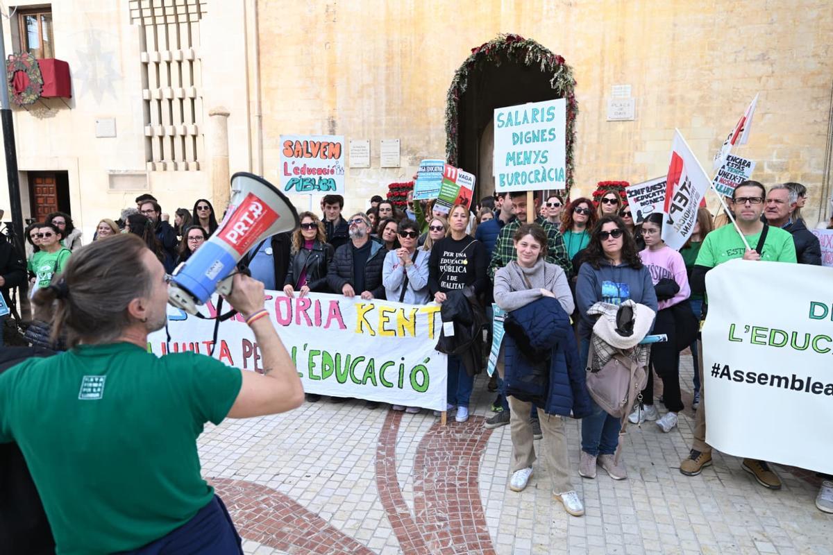 Los profesores salen a la calle en Elche