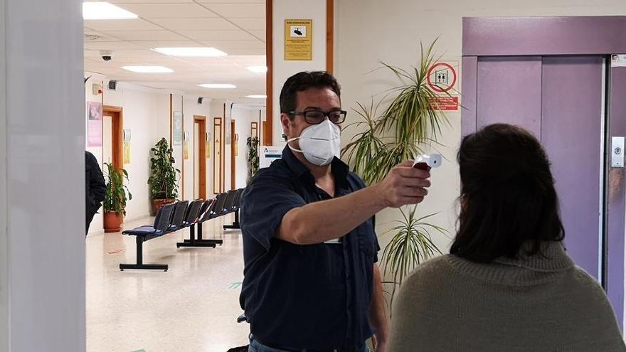 Toma de temperatura en un centro sanitario de Ronda.